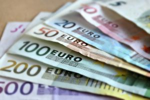 Euro s-a apreciat la 4,7340 lei